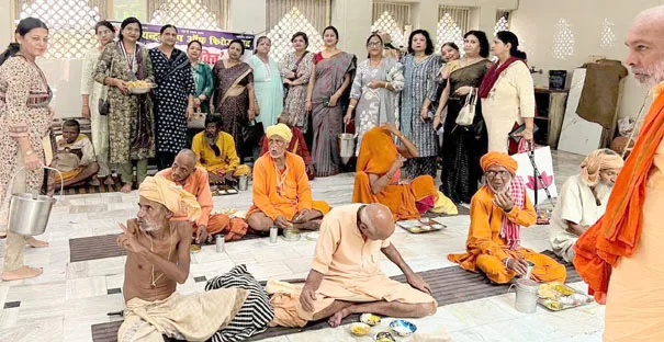 फिरोजाबाद: पितृपक्ष पर महिला शक्ति ने साधूसंतों को कराया भोजन