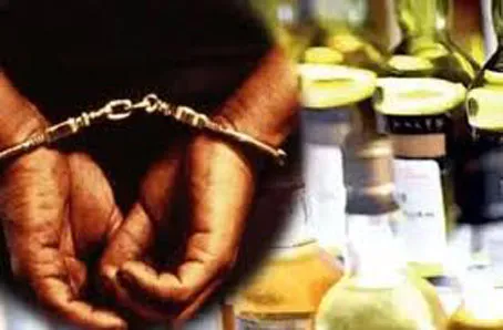 फिरोजाबाद: अवैध शराब की फैक्ट्री पकड़ी, दो महिलाओं सहित चार गिरफ्तार