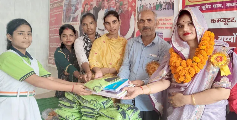 फिरोजाबाद: बच्चों को निःशुल्क बांटी गई पाठ्य साम्रगी व ड्रेस