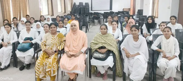 फिरोजाबाद: क्विज प्रतियोगिता में विशाखा ने मारी बाजी