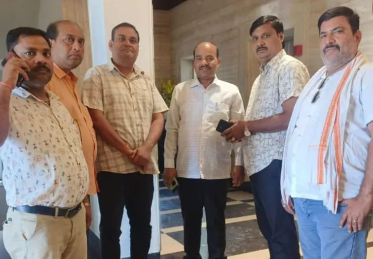 फिरोजाबाद: व्यापार मंडल ने व्यापारियों की समस्याओं को लेकर सहायक नगर आयुक्त को सौंपा ज्ञापन