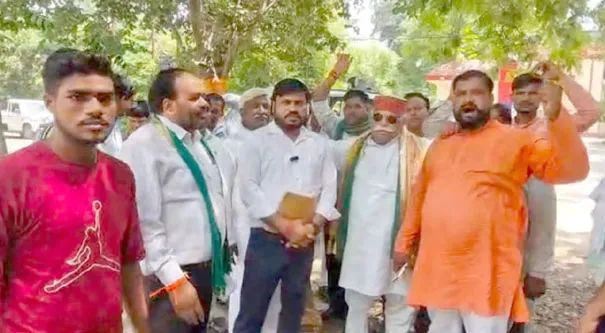 फिरोजाबाद: बंधक बनाकर जमीन पर कब्जे के मामले में बुजुर्ग महिला को न्याय दिलाने की मांग