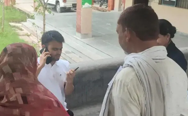 टूंडला: एसडीएम ने सीमेंट की बेंच पर बैठकर सुनी फरियादियों की समस्याएं