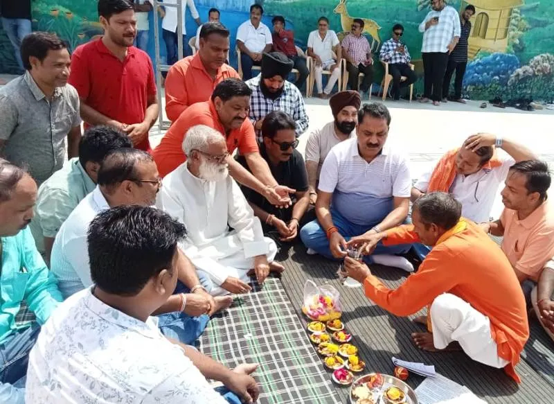 शिकोहाबाद: रामलीला महोत्सव के भव्य आयोजन की तैयारी, धर्मध्वज स्थापित