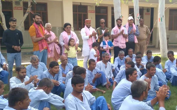 फिरोजाबाद: पितृपक्ष अमावस्या पर पूर्व एमएलसी ने प्रभुजनों को कराया भोजन