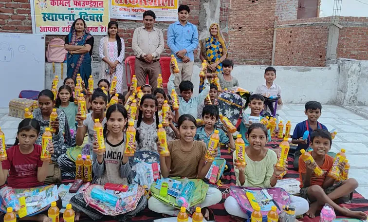 फिरोजाबाद: स्थापना दिवस पर बच्चों को बांटी पाठ्य सामिग्री