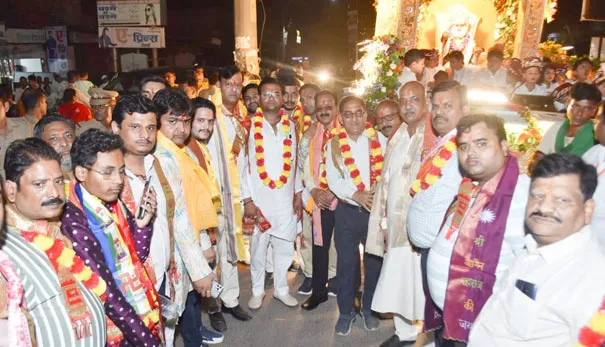 फिरोजाबाद: अग्रकुल प्रवर्तक महाराजा अग्रसैन की गाजे-बाजे के साथ निकली शोभायात्रा