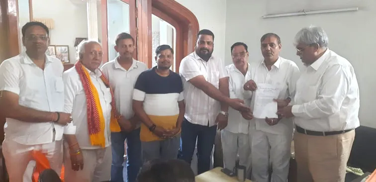 व्यापारियों ने सदर विधायक को सौंपा ज्ञापन