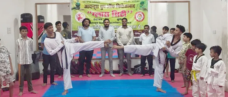 फिरोजाबाद: छात्राओं को दिया गया आत्मरक्षा का प्रशिक्षण