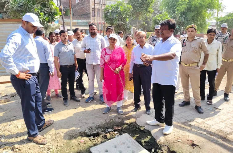 फिरोजाबाद: महापौर ने नगर आयुक्त संग देखी शहर की साफ-सफाई व पेयजल व्यवस्था