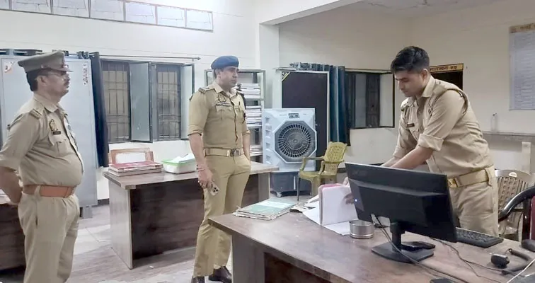 फिरोजाबाद: एसपी ग्रामीण ने किया थानों का आकस्मिक निरीक्षण, व्यवस्थाओं की ली जानकारी