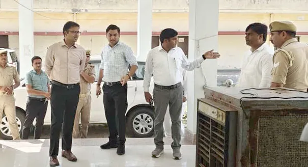 फिरोजाबाद: ईवीएम वेयर हाउस का डीएम ने किया निरीक्षण