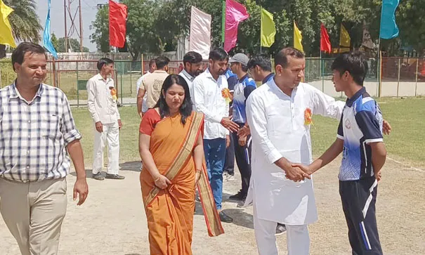 फिरोजाबाद: आईवी सुपर किंग और आईवी लाइंस की टीम रही विजेता