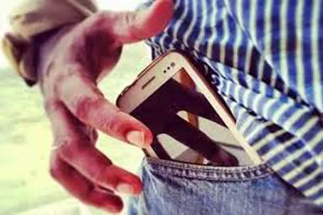 फिरोजाबाद: मोबाइल चोरी करते रंगे हाथ पकड़ा गया युवक, दुकान स्वामी ने की जमकर पिटाई