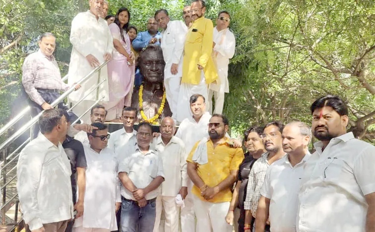फिरोजाबाद: जनप्रतिनिधियों ने पं. दीनदयाल उपाध्याय की प्रतिमा पर माल्यार्पण कर किया नमन
