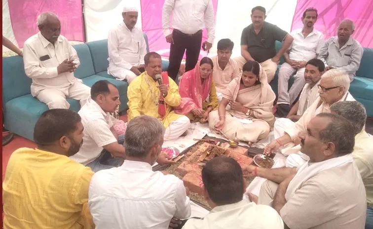 फिरोजाबाद: महापौर ने शीतला माता मंदिर पर हवन-पूजन कर सड़क निर्माण कार्य की रखी नींव