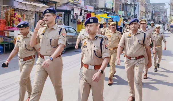 फिरोजाबाद: डीआईजी, एसएसपी ने फ्लैग मार्च कर लोगों को दिलाया सुरक्षा एहसास