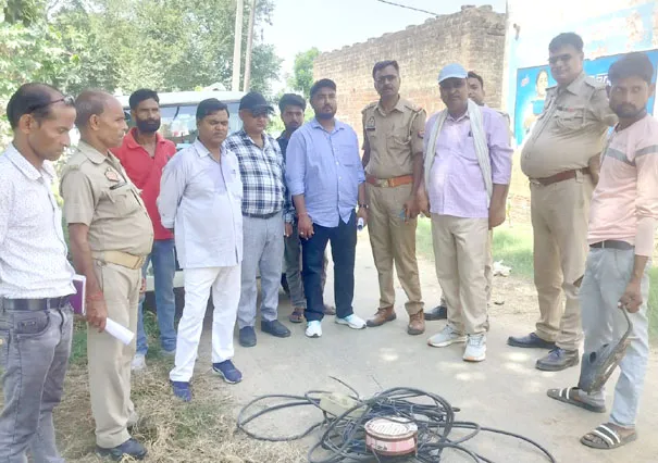 फिरोजाबाद: 8.56 लाख के बकाए पर 25 कनेक्शन काटे, 8 चोरी करते पकड़े