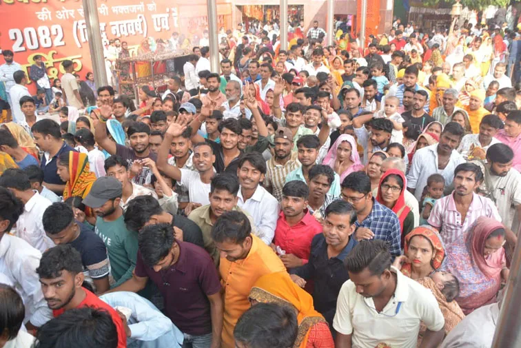 फिरोजाबाद: मंगला दर्शनों को उमड़ा भक्तों का सैलाब, गूंजे मां के जयकारे