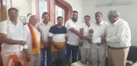 व्यापारियों ने सदर विधायक को सौंपा ज्ञापन
