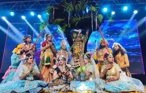 गोवर्धन लीला का मंचन देख भक्तगण हुए प्रफुल्लित