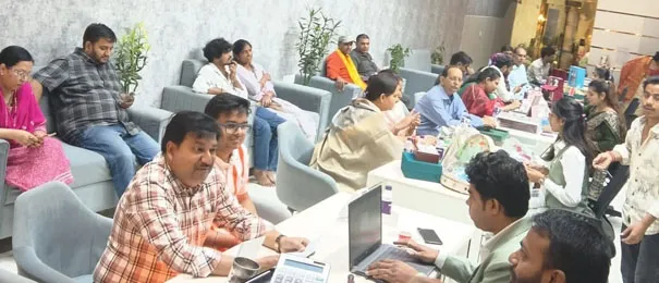 फिरोजाबाद: धनतेरस पर बाजारों में उमड़ी ग्राहकों की भीड़, जमकर हुई खरीददारी