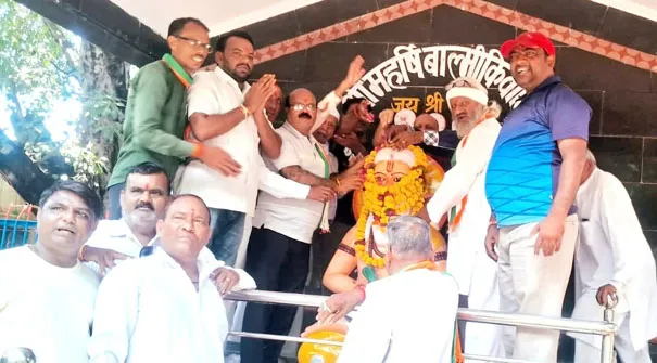 फिरोजाबाद: धूमधाम से मनाई गई महर्षि बाल्मीकि की जयंती