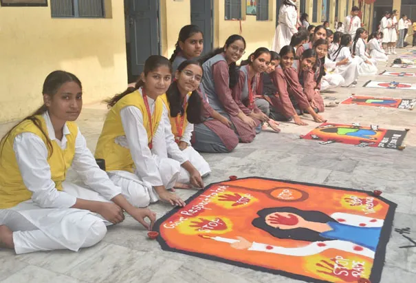 फिरोजाबाद: शिक्षण संस्थानों में धूमधाम से मनाई गई दीपावली