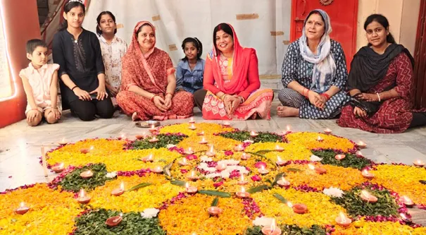 फिरोजाबाद: लेबर कॉलौनी रामलीला मंदिर पर भक्तों ने बनाई फूलों की रंगोली
