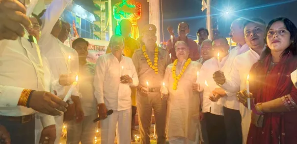 फिरोजाबाद: स्वामी विवेकानंद की प्रतिमा के समक्ष व्यापारियो ंने 1100 दीपक जलाकर मनाई दीपावली