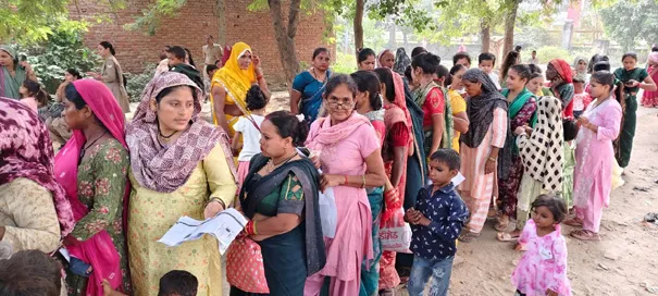 फिरोजाबाद: जिला कारागार पहुंचकर बहिनों ने किया भाईयों का टीका