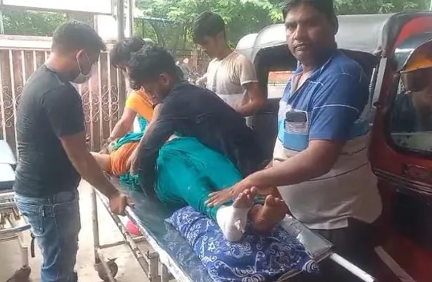 फिरोजाबाद: बंदरों के हमले से महिला छत से गिरी, हालत गंभीर