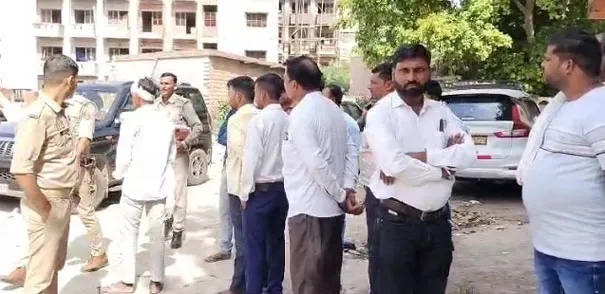 फिरोजाबाद: गाय बांधने के विवाद में पिता की हत्या, बेटा घायल