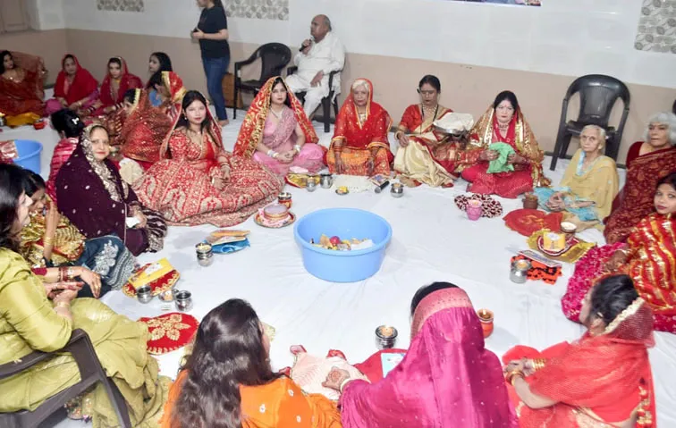 फिरोजाबाद: करवाचौथ पर निर्जला व्रत रखकर सुहागिनों ने चांद का दीदार कर खोला व्रत