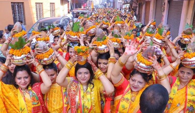 फिरोजाबाद: मंगल कलश यात्रा के साथ श्रीमद्भागवत कथा का शुभारम्भ