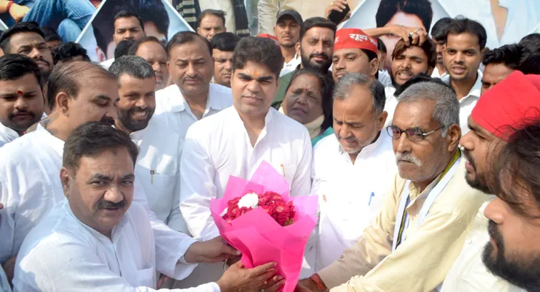   फिरोजाबाद: सपा कार्यालय पर सांसद अक्षय यादव का मनाया गया 39 वॉ जन्मदिन