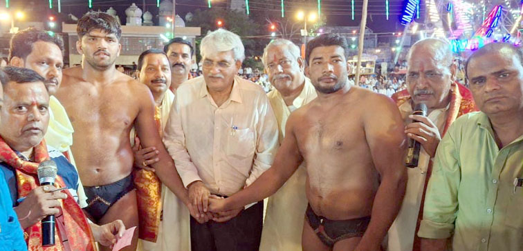 पहलवानों ने किया मल्ल विद्या का प्रदर्शन, आखिरी कुश्ती बराबर छूटी