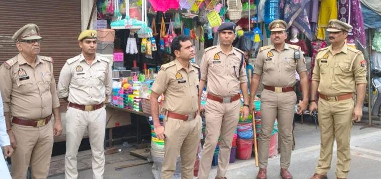 फिरोजाबाद: पुलिस ने फ्लैग मार्च कर लोगों को सुरक्षा का कराया एहसास