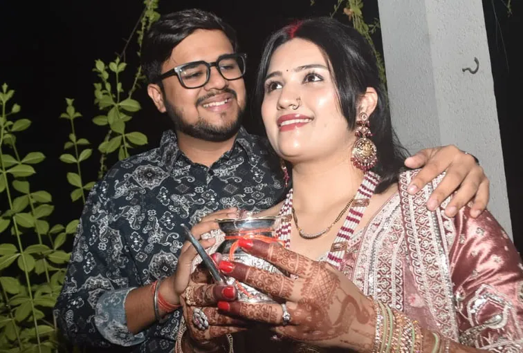 फिरोजाबाद: करवाचौथ पर निर्जला व्रत रखकर सुहागिनों ने चांद का दीदार कर खोला व्रत