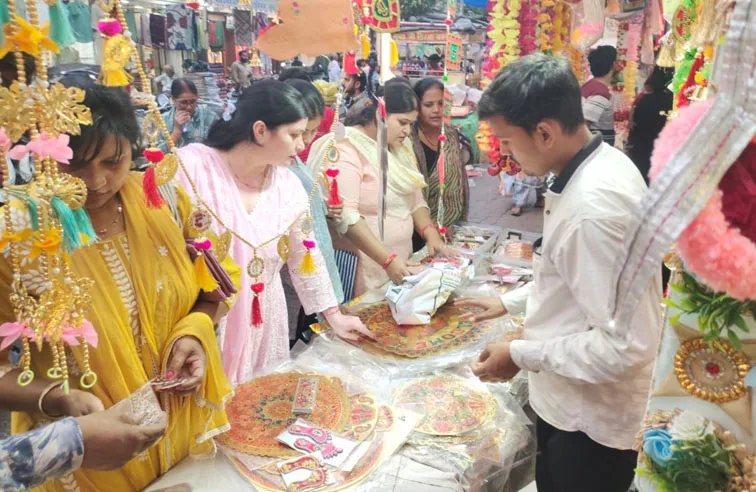 फिरोजाबाद: धनतेरस पर बाजारों में उमड़ी ग्राहकों की भीड़, जमकर हुई खरीददारी