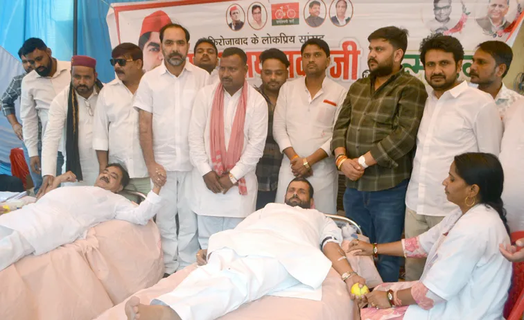   फिरोजाबाद: सपा कार्यालय पर सांसद अक्षय यादव का मनाया गया 39 वॉ जन्मदिन