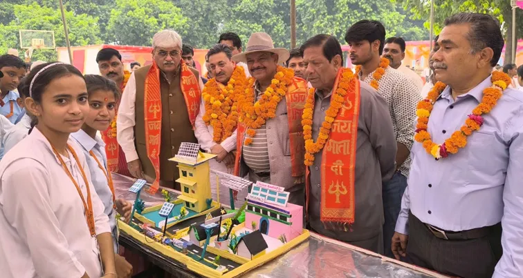 फिरोजाबाद: श्री आर के इंटर कॉलेज में विद्यालय स्तरीय विज्ञान प्रदर्शनी का सदर विधायक ने किया शुभारम्भ 