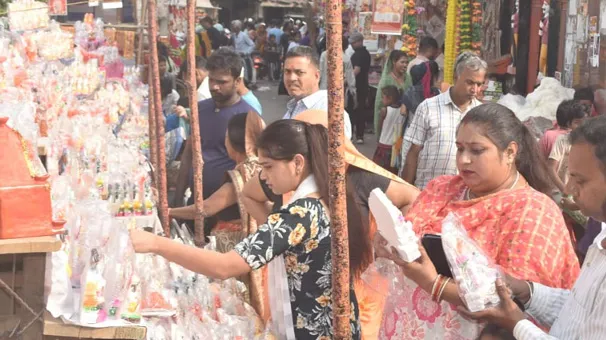 फिरोजाबाद: दीपावली की पूर्व संध्या पर बाजरों में उमड़ी ग्राहकों की भीड़, जमकर हुई खरीददारी