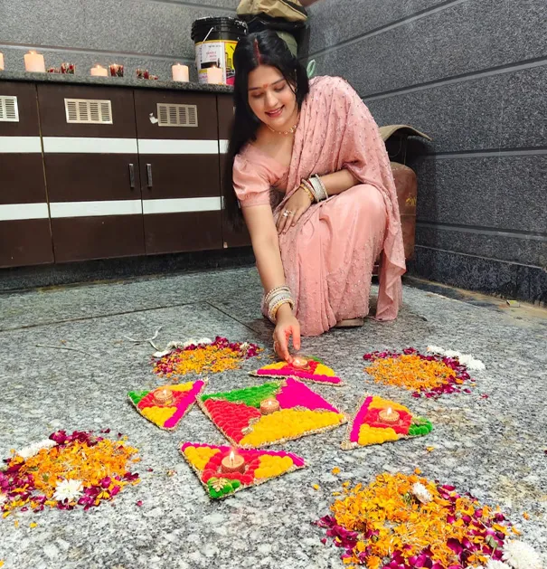 फिरोजाबाद: कारखानों, प्रतिष्ठानों और घरों में विधि विधान से हुआ लक्ष्मी पूजन