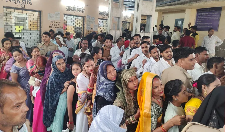फिरोजाबाद: ट्रेनों और बसों में रही मारामारी, प्राइवेट वाहनों ने बसूला दुगना किराया