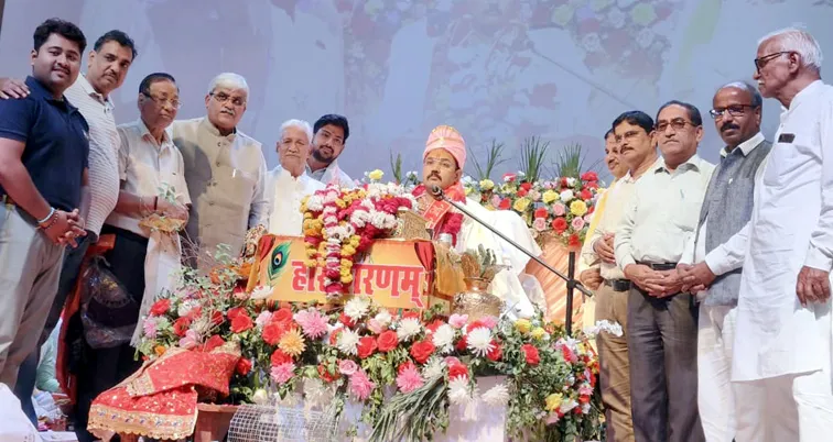 फिरोजाबाद: तिहारे माथे मुकुट विराज रहो, श्री गोवर्धन महाराज................