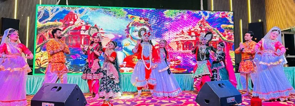 फिरोजाबाद: राधाकृष्ण के भजनो पर झूम लोग, फूलो की होली ने मोहा मन