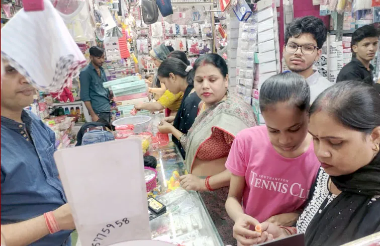 फिरोजाबाद: करवाचौथ की पूर्व संध्या पर महिलाओं और युवतियों ने की जमकर खरीददारी