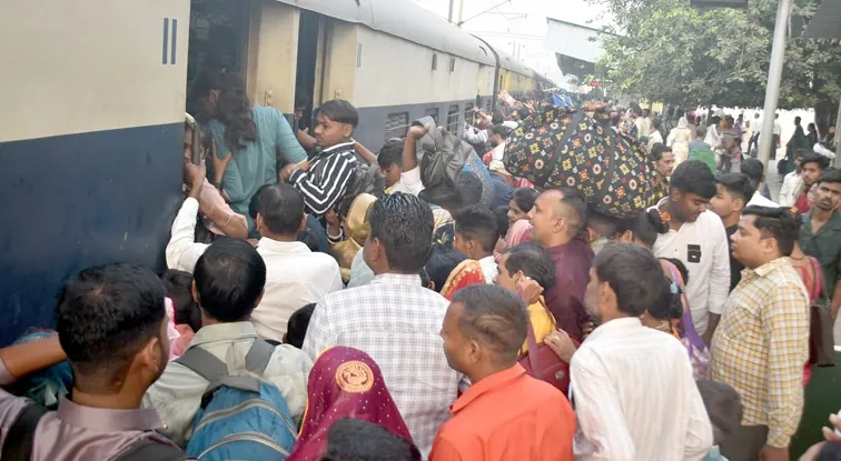 फिरोजाबाद: ट्रेनों और बसों में रही मारामारी, प्राइवेट वाहनों ने बसूला दुगना किराया