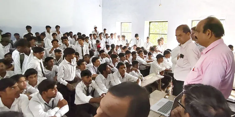 फिरोजाबाद: तिलक कॉलेज मेें विद्यार्थियों ने प्रधानमंत्री का विकसित भारत बिल्डथोंन कार्यक्रम देखा प्रसारण 